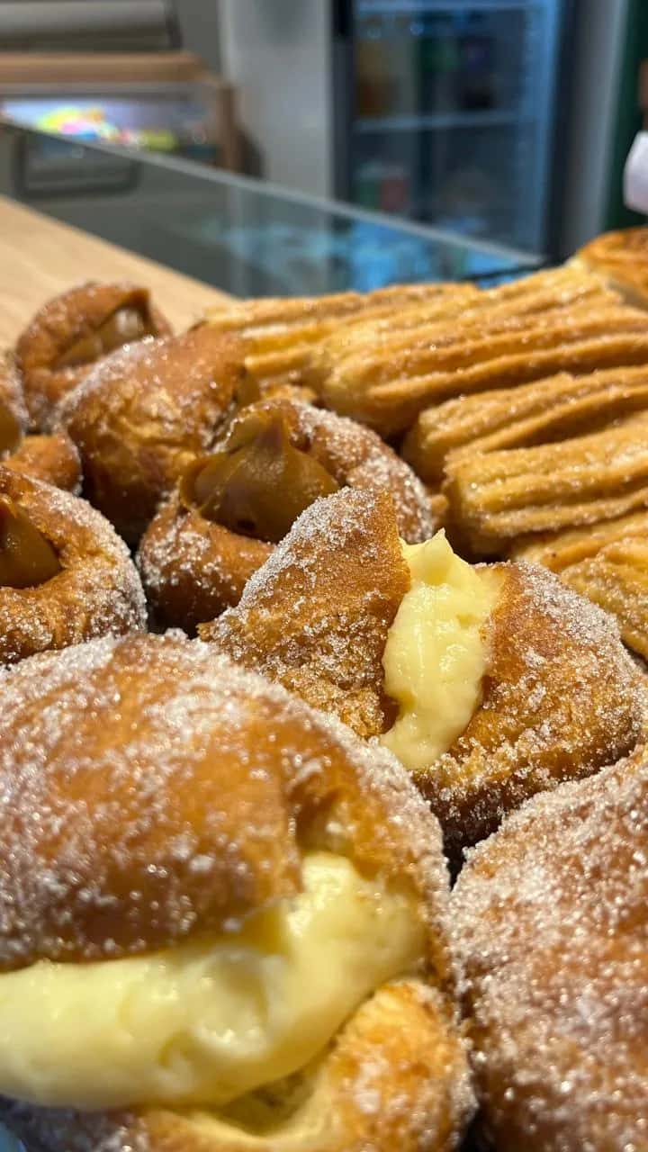 Facturas dulces rellenas en el mostrador de Los Tronce