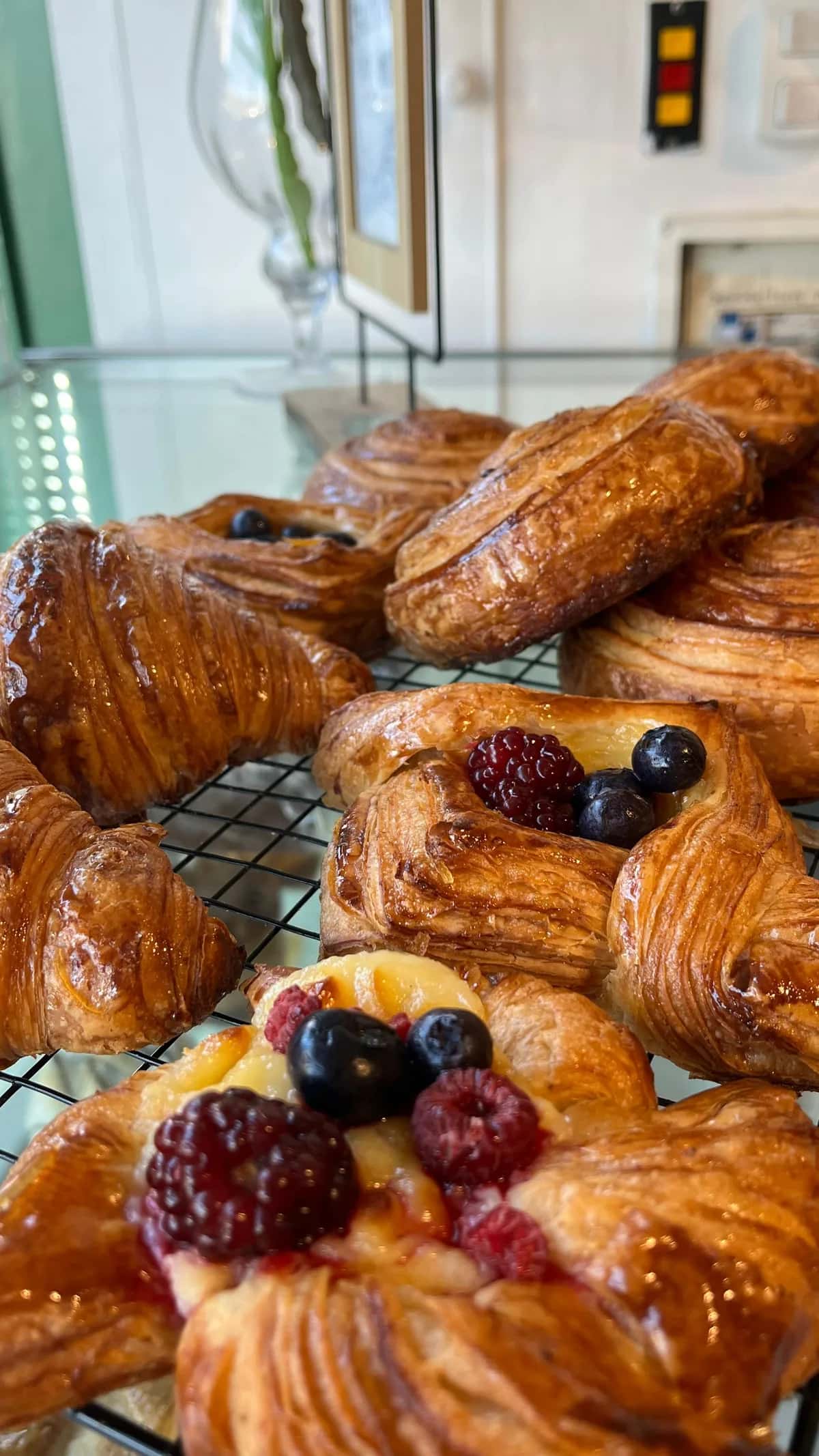 Croissants y pastelería dorada de Los Tronce